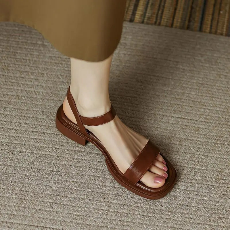 June – Dámské sandály s nezbytnou elegancí